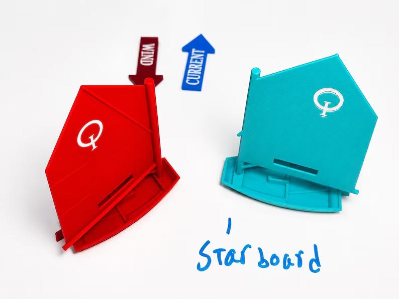 Red and teal Opti boat tokens with wind and current arrows